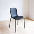 Donkerblauwe gevormde eetkamerstoel Chair no One S1 van sackit met zwart metalen onderstel in een lichte Scandinavische woonkamersealed