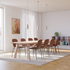 Lichte houten eettafel met acht bruine eetkamerstoelen in een Scandinavisch interieur met vloerkleed en boekenkast