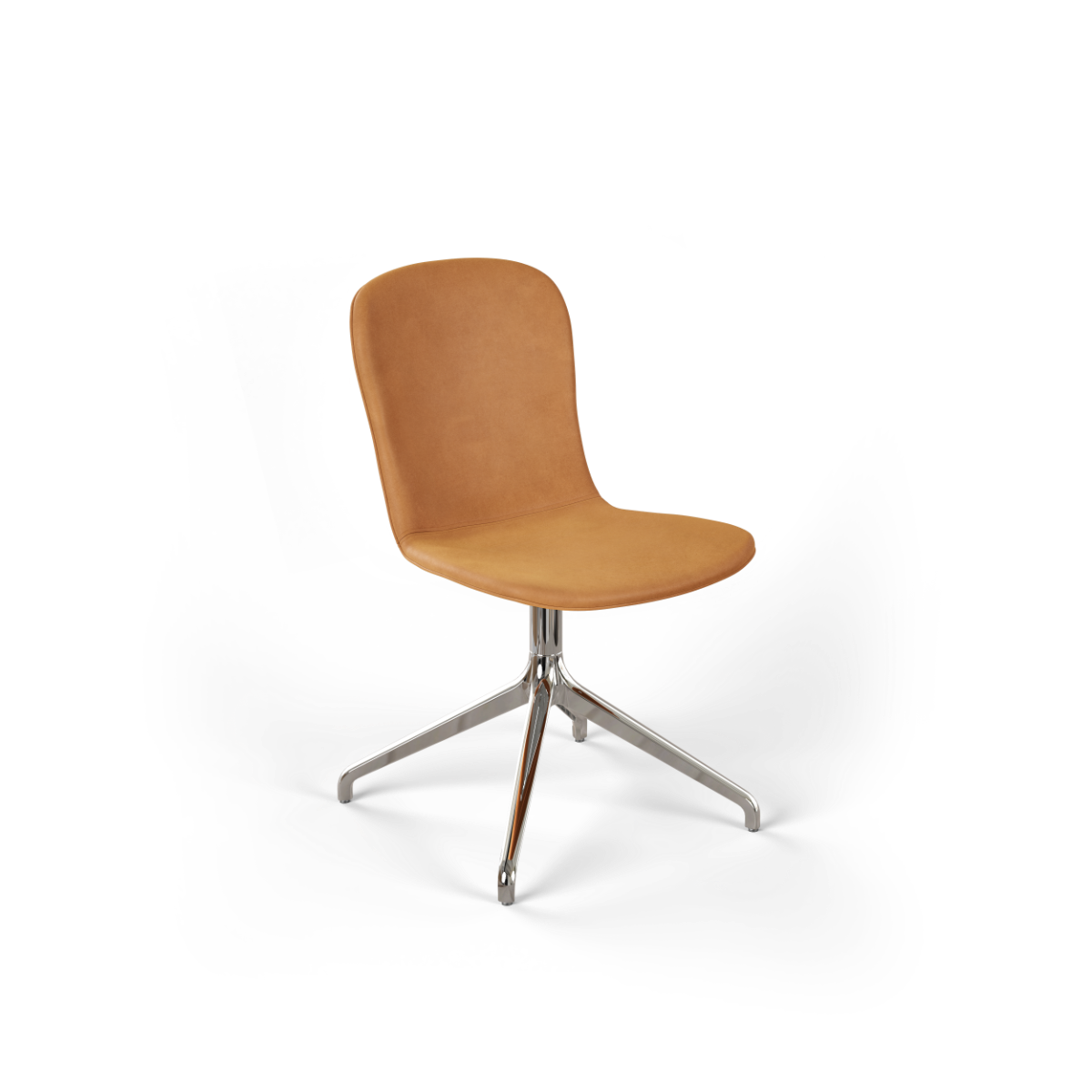 Cognackleurige eetkamerstoel van sackit met afgeronde zitting en glanzende metalen draaivoet in een modern Scandinavisch ontwerp