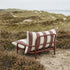 Mollis Lounge Chair in Renesse Chestnut van sackit in een ontspannen loungehoek buiten