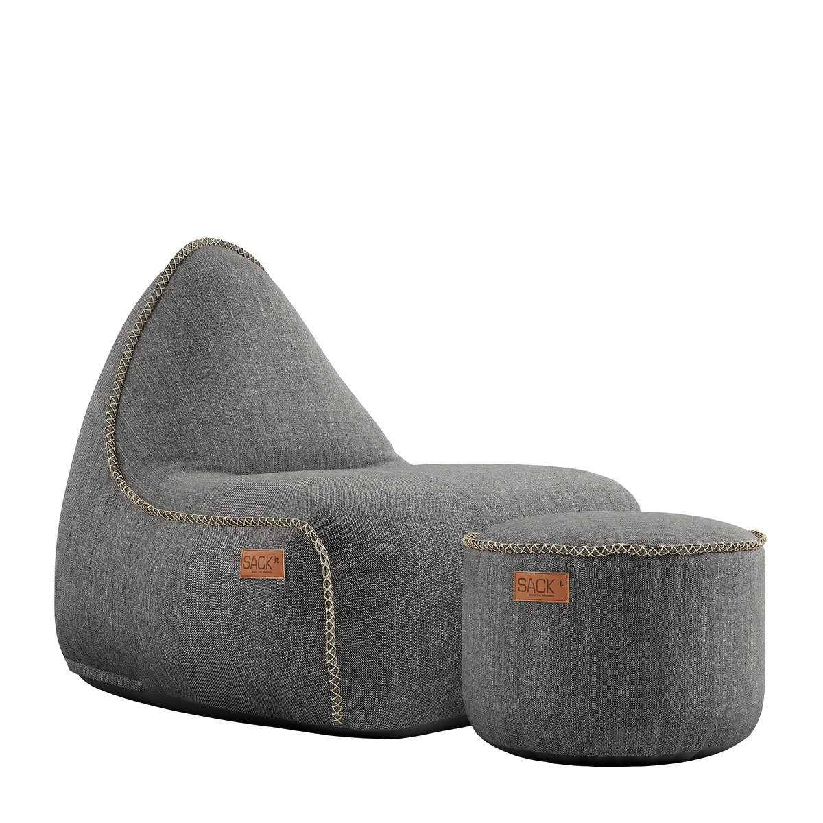 Grijze outdoor zitzak met bijpassende poef van sackit voor comfortabel loungen binnen en buiten bestand tegen weer en wind in Scandinavisch design