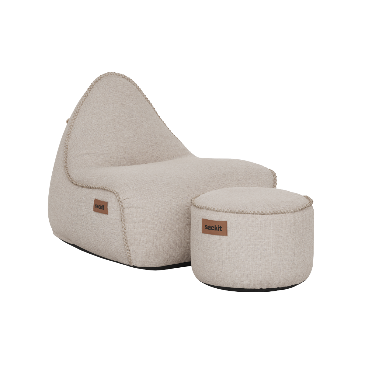Lichtbeige lounge stoel met bijpassende poef van sackit voor comfortabel ontspannen binnen en buiten, met stevige bekleding en contrasterende stiknaden