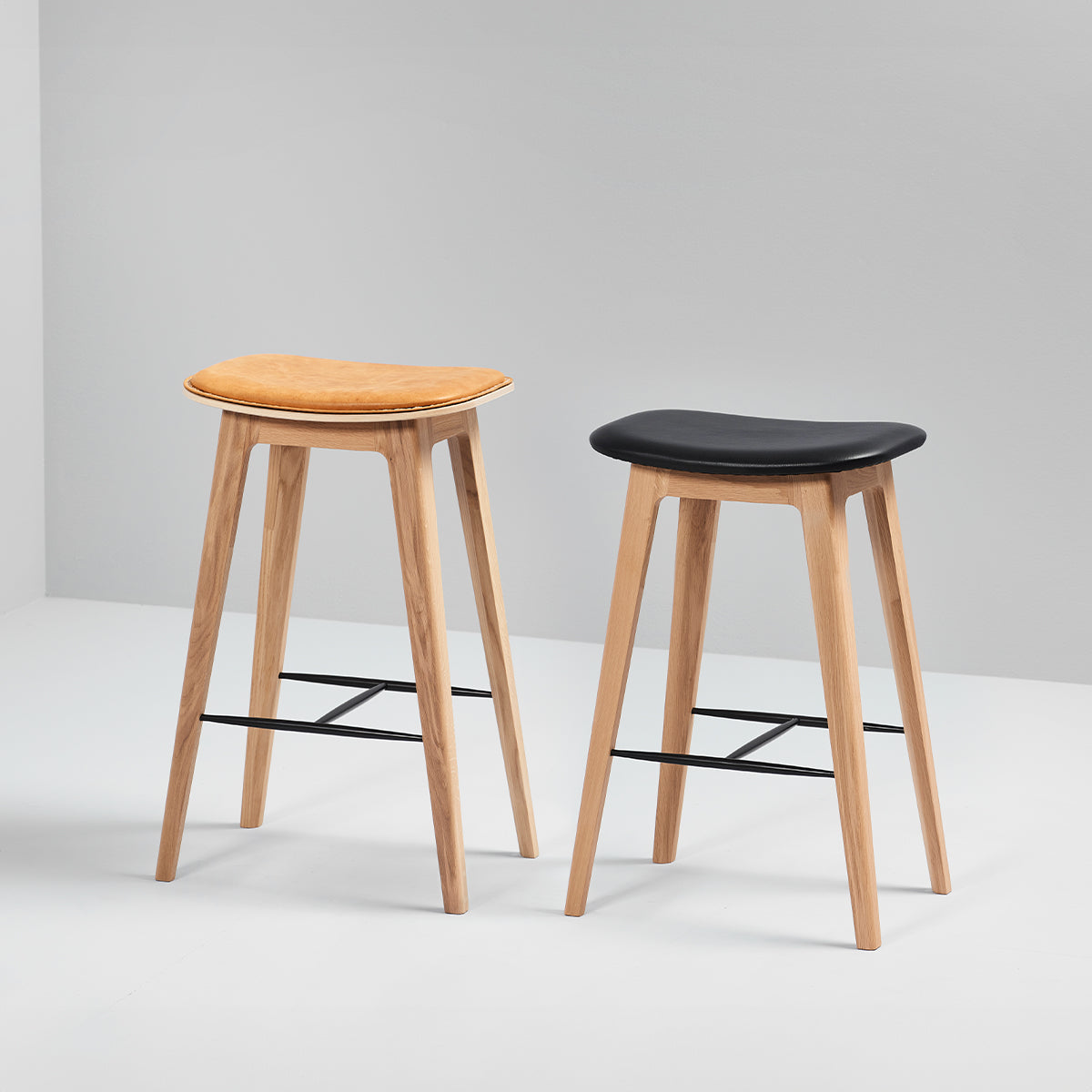 Nordic Bar Stool - Oak with stitches - Barkruk in Deens design