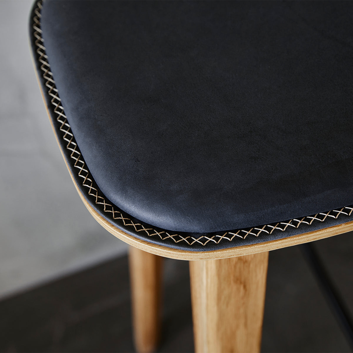 Nordic Bar Stool - Oak with stitches - Barkruk in Deens design