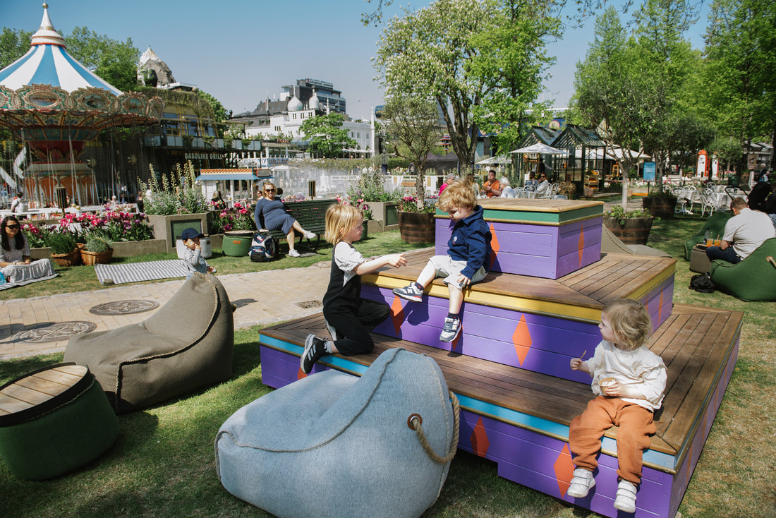 Familie ontspant in SACKit zitzakken in de lounge bij het Tivoli Food Festival
