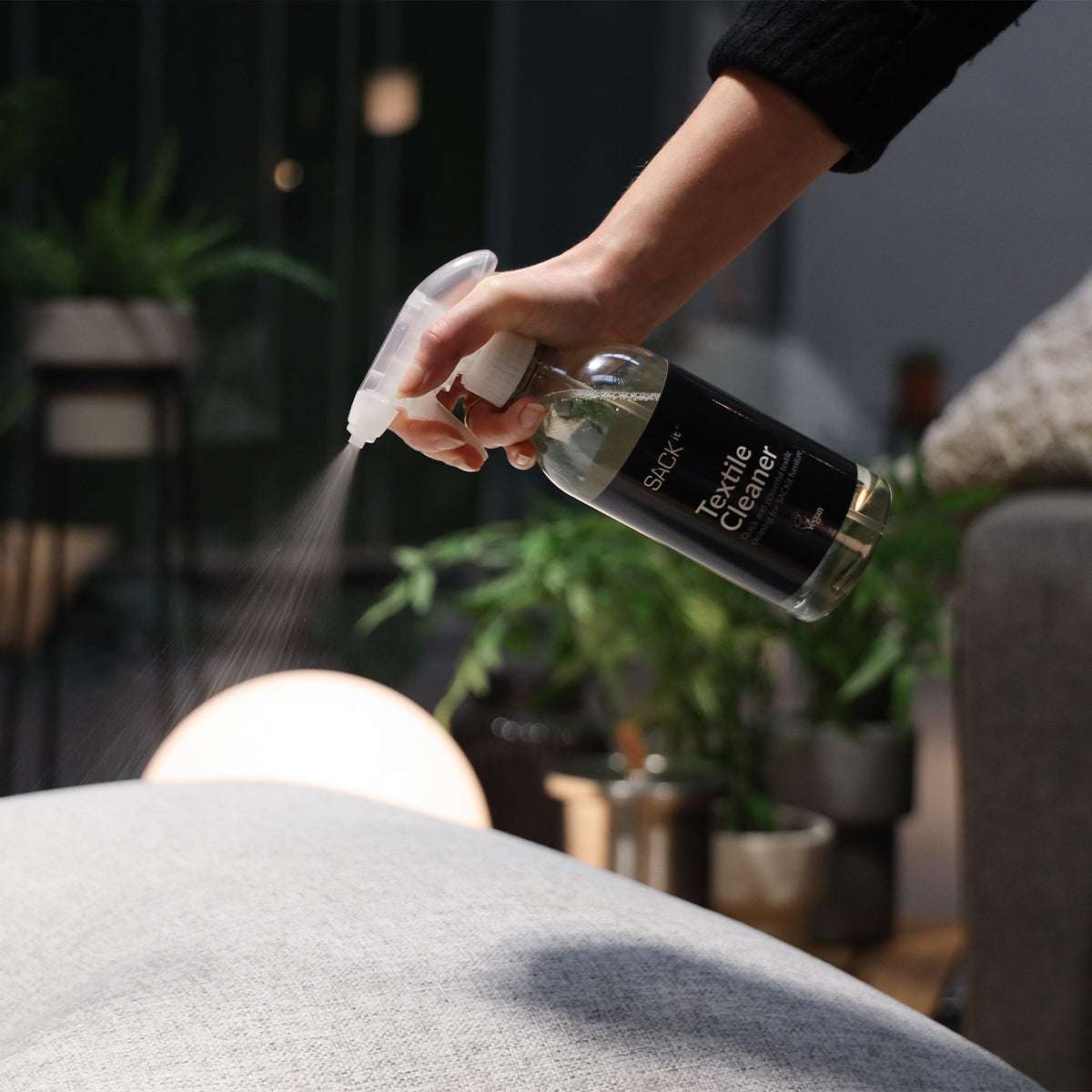 sackit Textile Cleaner textielreiniger gestyled in een interieur