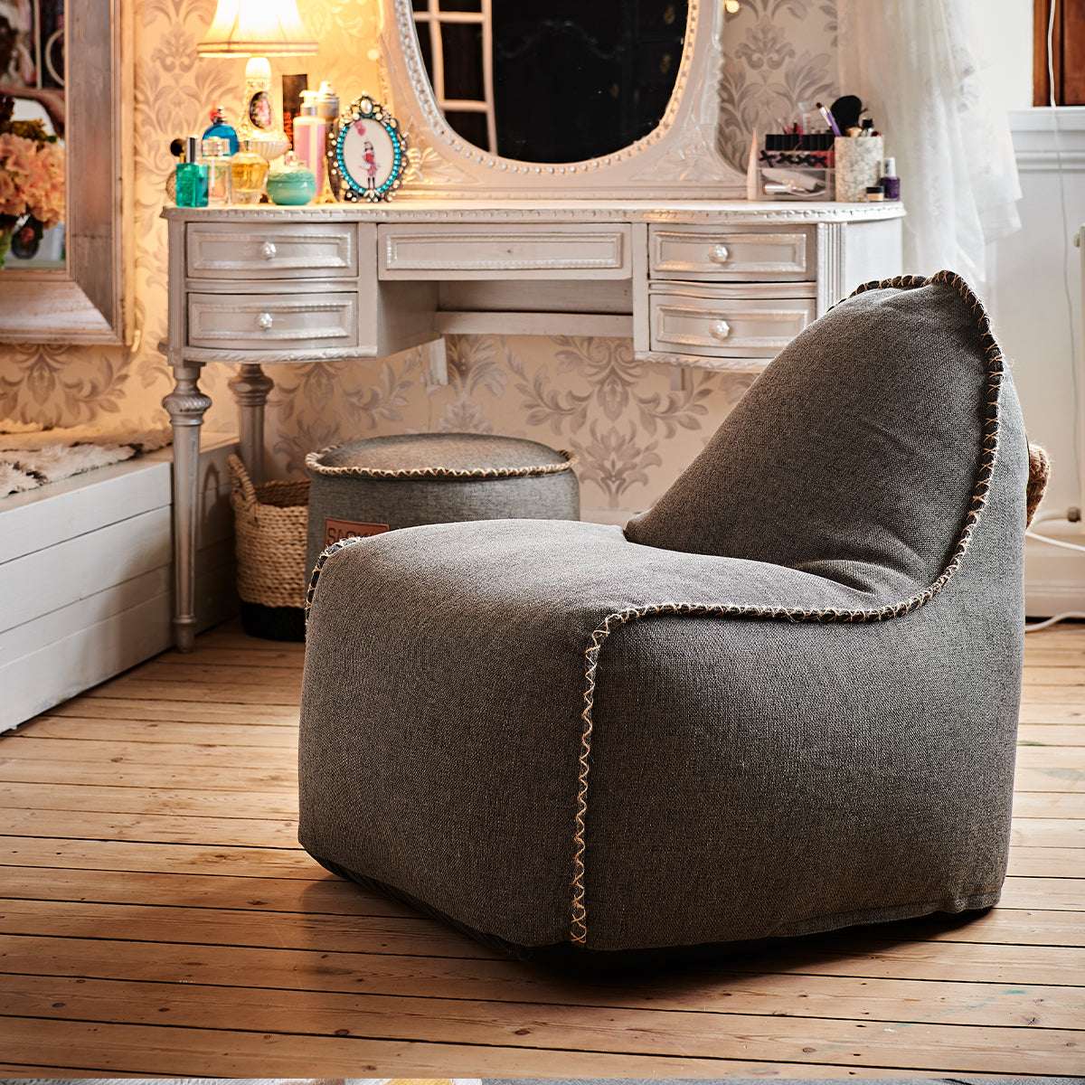 Grijze Cobana Junior lounge zitzakstoel van sackit in een sfeervol interieur met houten vloer en kaptafel
