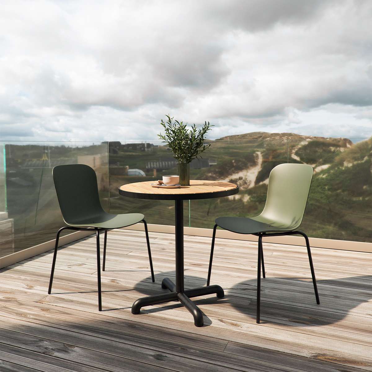 Kirra Café Table in Noir van sackit buiten bij natuurlijk licht