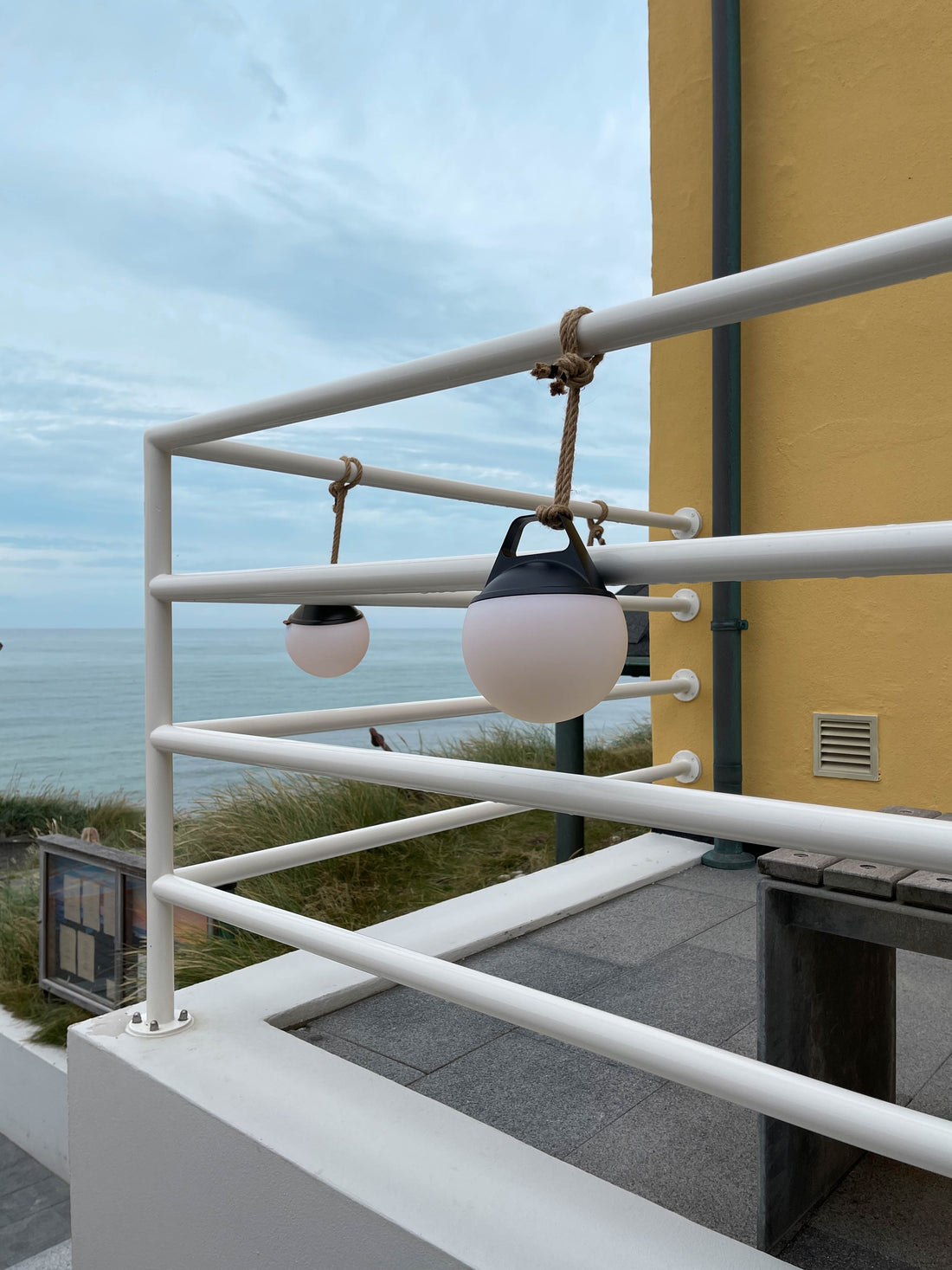 SACKit outdoor lampen verlichten het terras bij Villa Vest aan de Noordzee