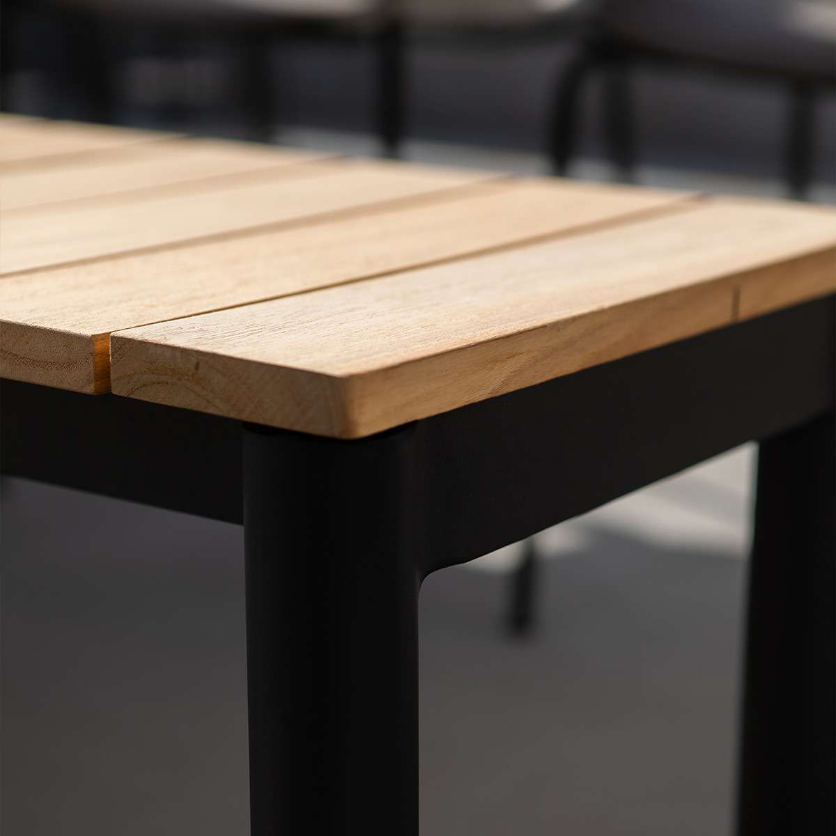Patio Bench 190x37 van sackit in een buitenomgeving