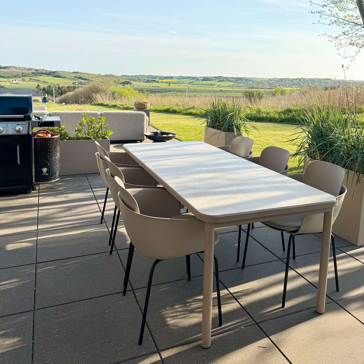 Kirra Dining Table 210x90 Ceramic van sackit buiten bij natuurlijk licht