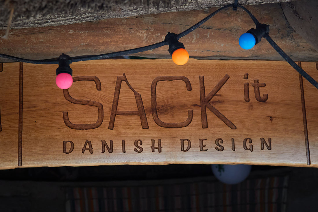 Houten bord met SACKit-logo in de lounge van Aalborg Zoo