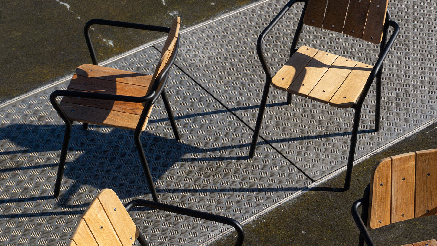 Kirra Patio Chair - Stapelbare terrasstoel in teak en gepoedercoat aluminium