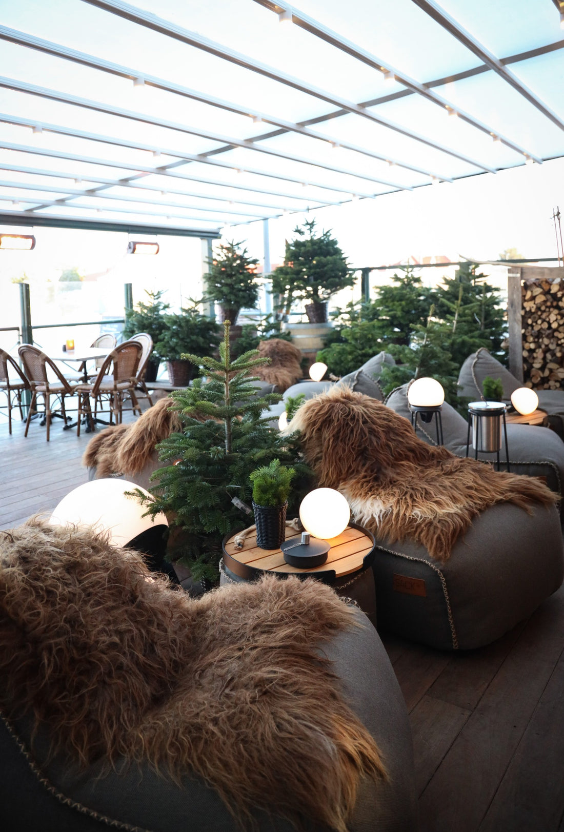 Serveerbladen en lampen van SACKit in Café Peace