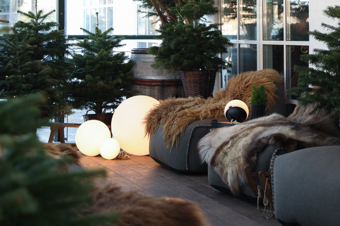Loungegedeelte met SACKit zitzakken en lampen in Café Peace