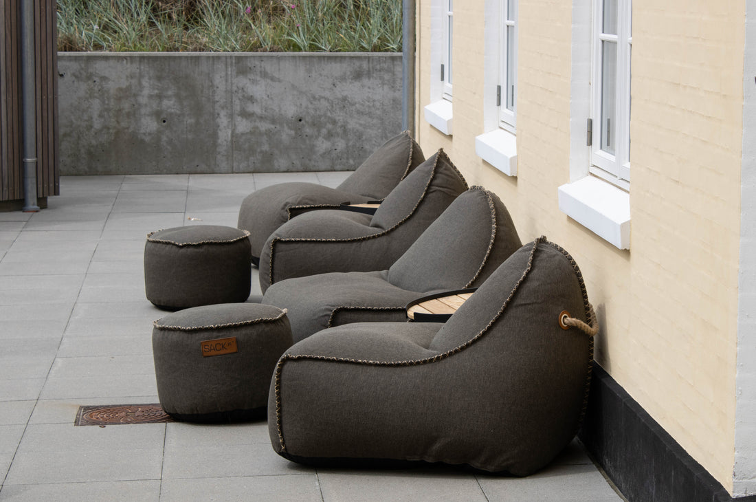 SACKit zitzak en poef met dienblad in de outdoor lounge bij Villa Vest