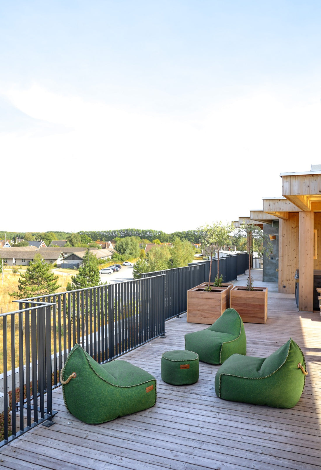 Outdoor loungegedeelte met SACKit meubelen en uitzicht vanaf het dakterras van Hotel GSH