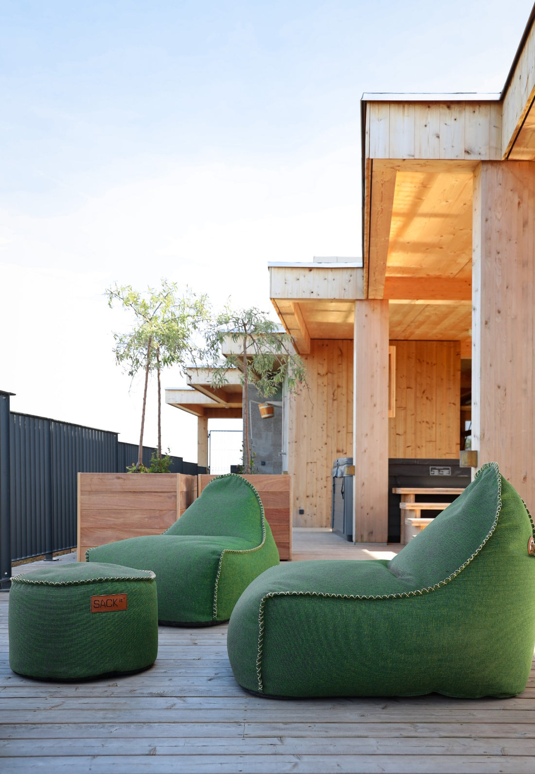 Outdoor loungeopstelling met twee Cobana zitzakken en een poef van SACKit bij Hotel GSH