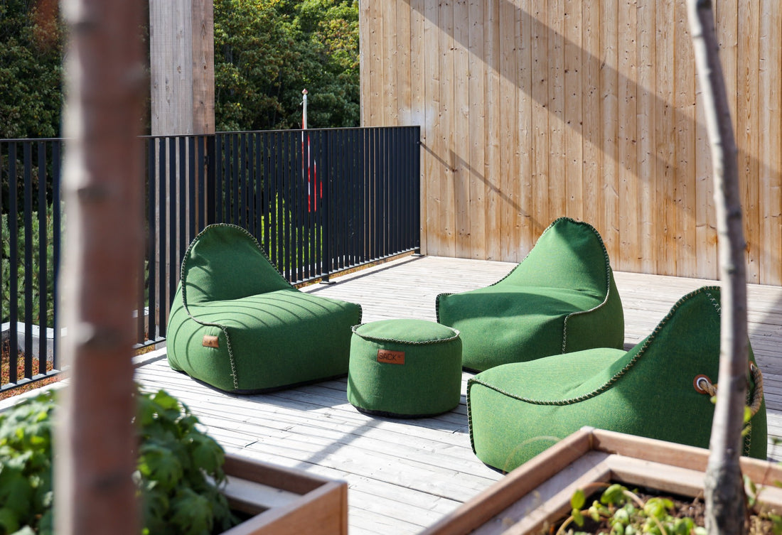 Groene zitzakken en poefs van SACKit op het dakterras van Hotel GSH