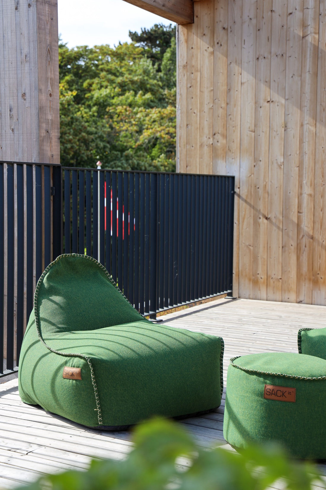 Groene Cobana Lounge Chair en Pouf van SACKit – Scandinavisch design voor buitenruimtes van hotels