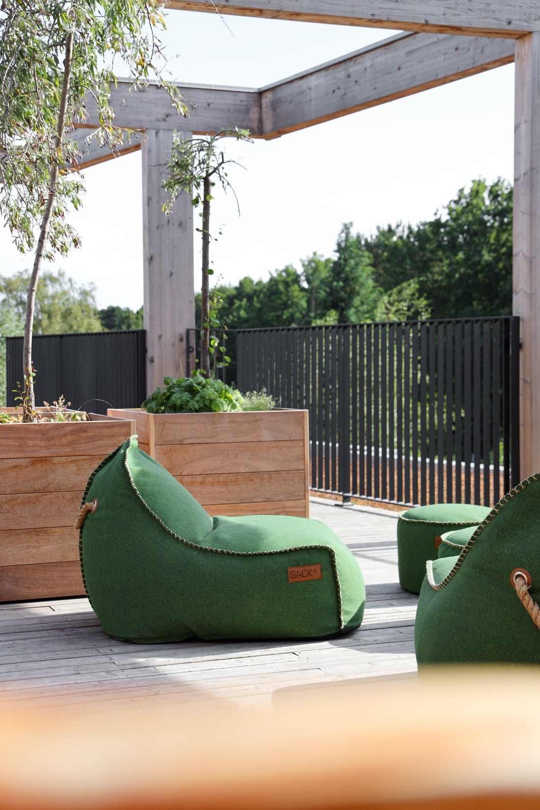 Detail van de groene Cobana Lounge Chair van SACKit op het dakterras van het hotel