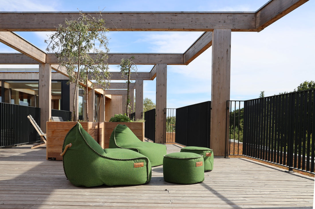 Outdoor Cobana Lounge Chair en Pouf van SACKit in groen bij Hotel GSH