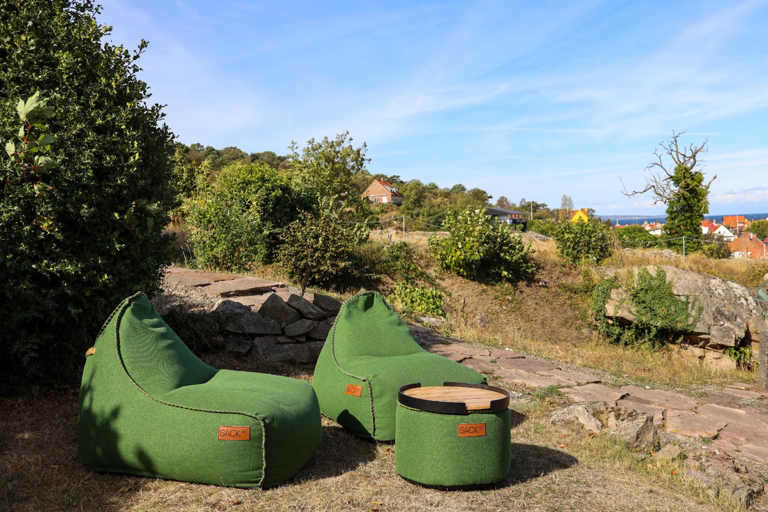Outdoor loungegedeelte met SACKit Cobana zitzakken en dienbladen bij Hotel Klippen