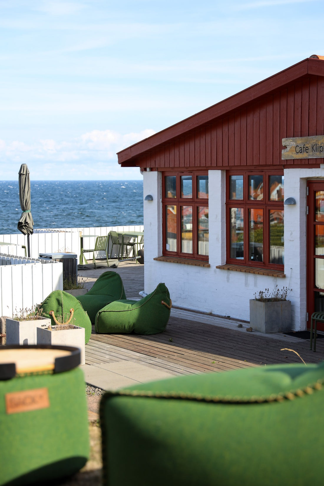 Zitzakken en poefs van SACKit op het terras bij Hotel Klippen