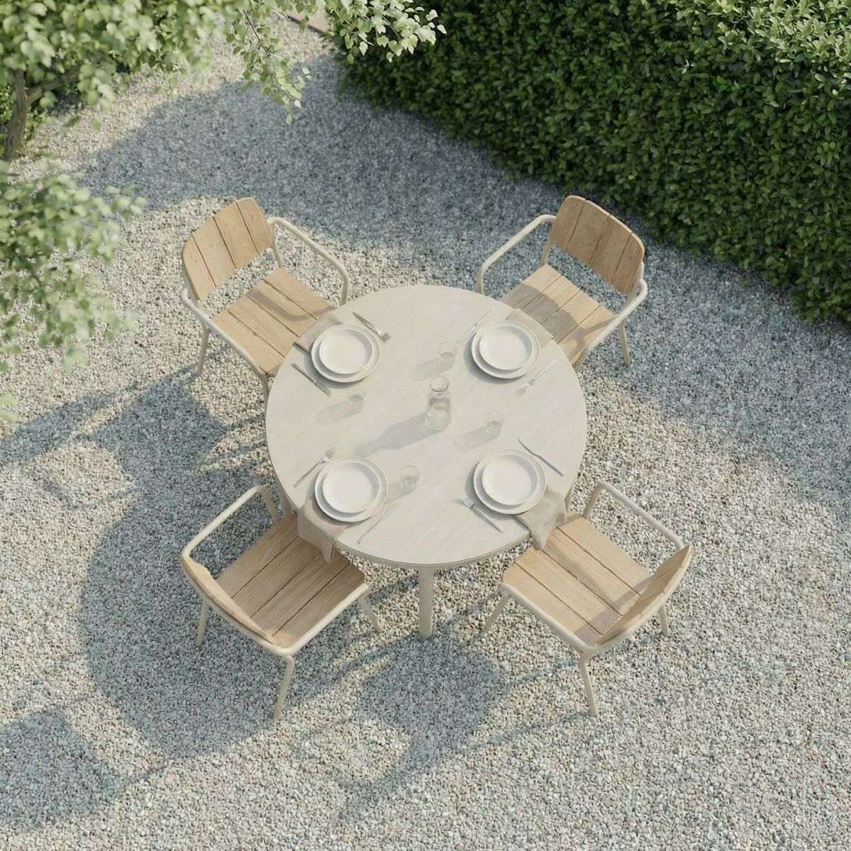 Kirra Dining Table Ø110 Ceramic & 4 Kirra Patio Chair van sackit buiten bij natuurlijk licht