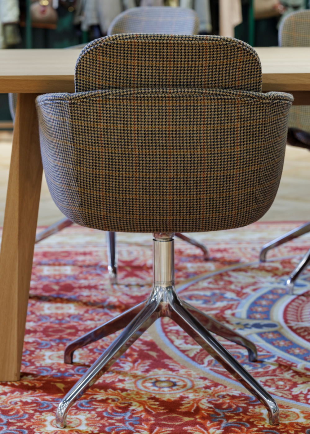 Eetkamerstoelen in op maat gemaakte tweedstof van SACKit in de Laksen Sporting showroom