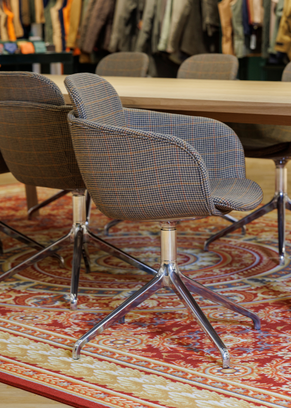 SACKit eetkamerstoelen en eettafels in de Laksen Sporting showroom