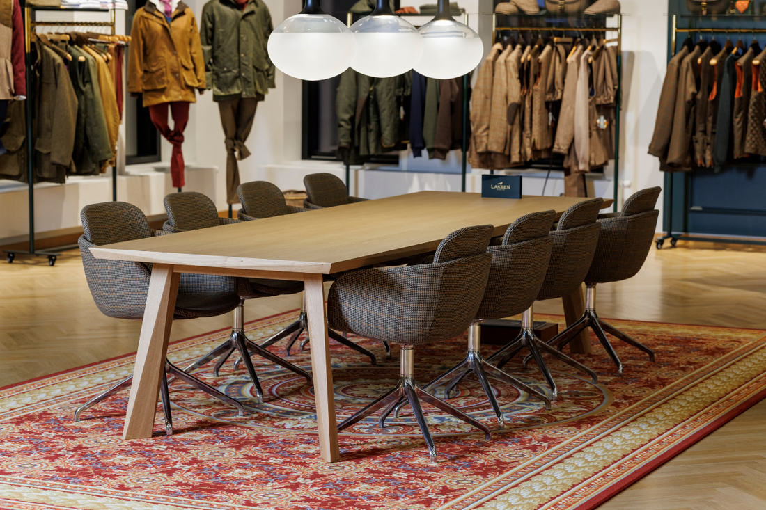 Stoelopstelling met Chair no. One S2 in speciaal ontwerp en SACKit eettafels bij Laksen Sporting