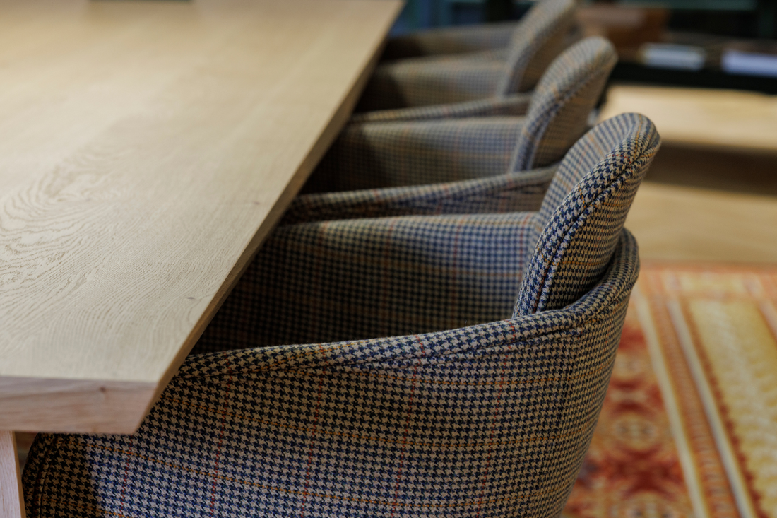 Close-up van de op maat gemaakte tweedstof op Eetkamerstoelen van SACKit bij Laksen Sporting