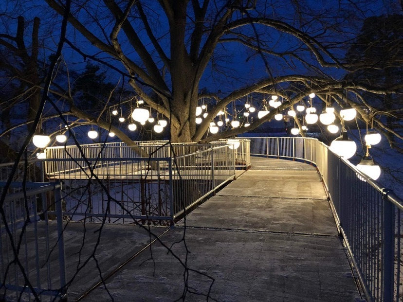SACKit Light lampen werpen zacht licht over de ingang van Larvik Kommune - design en functionaliteit