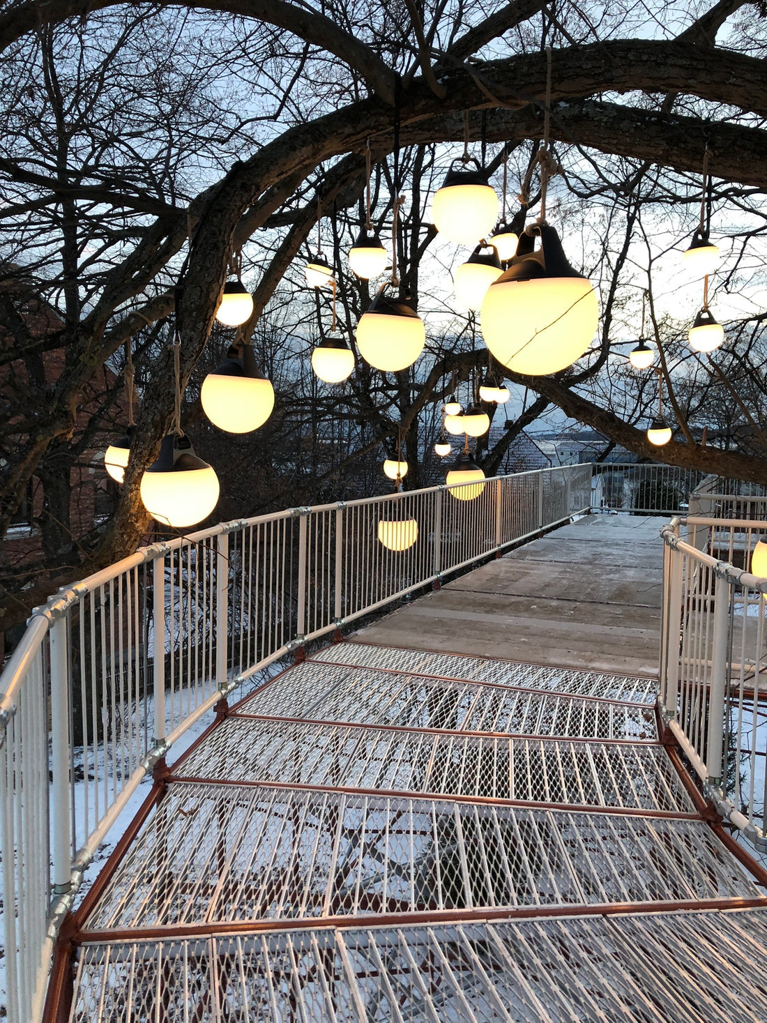SACKit Light lampen op een rij bij de ingang - project van Larvik Kommune