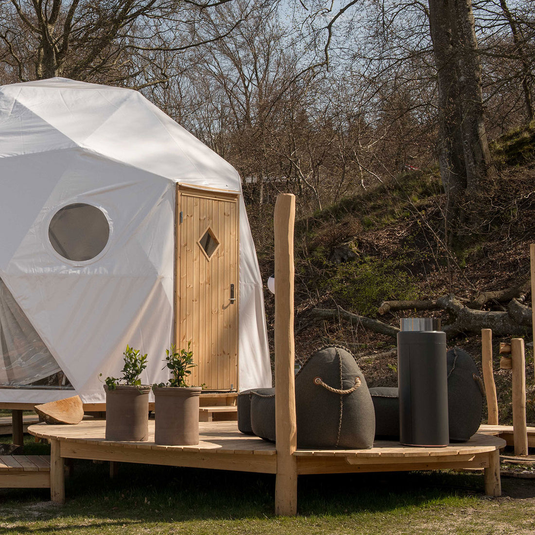 Duurzame outdoor zitzakken en poefs van SACKit in de buitenomgeving bij Mariager Camping & Hytter