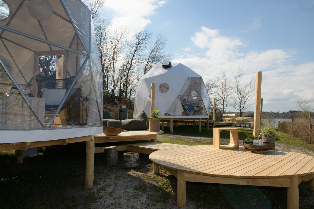 Outdoor lounge meubelen van SACKit op het terras bij Mariager Camping & Hytter