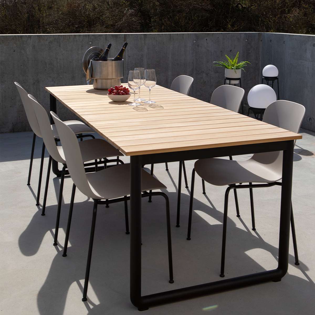 Patio Dining Table 210x90 van sackit in een buitenomgeving