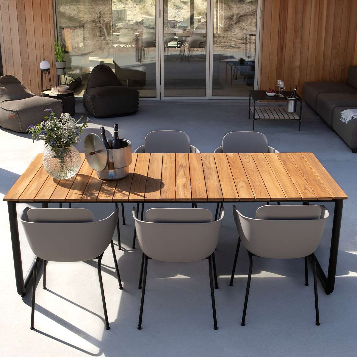 Patio Dining Table 210x90 van sackit buiten bij natuurlijk licht