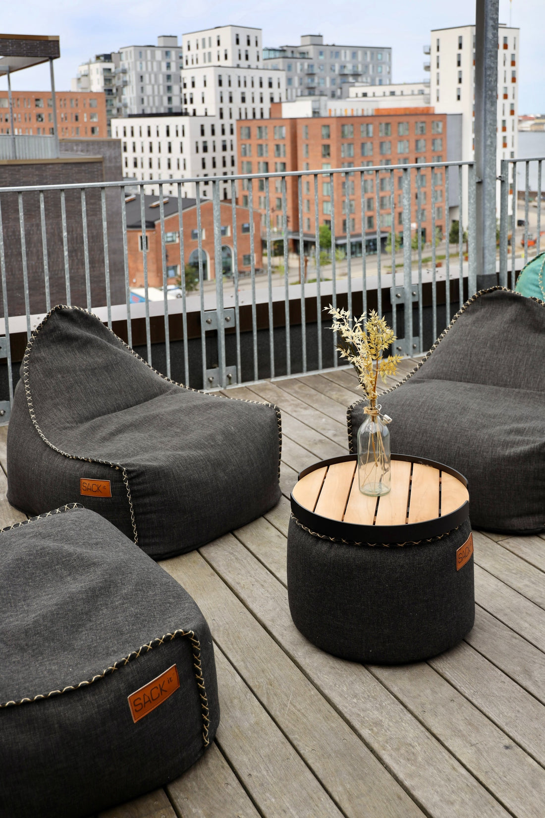 Cobana Pouf en Lounge Chair van SACKit zorgen voor rust en comfort op het dakterras bij Rare Wine