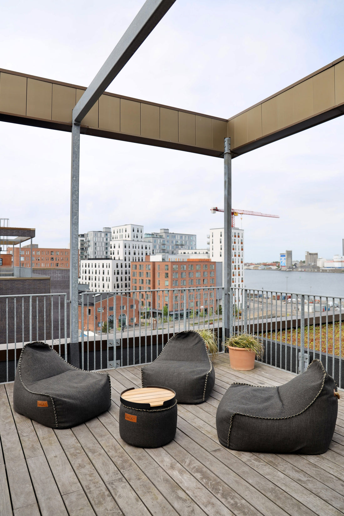 Outdoor lounge meubelen van SACKit geïnstalleerd op het dakterras bij Rare Wine, Aalborg