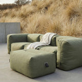 Soft Sofa Outdoor Pouf in Kirra Olive van sackit in een ontspannen loungehoek buiten