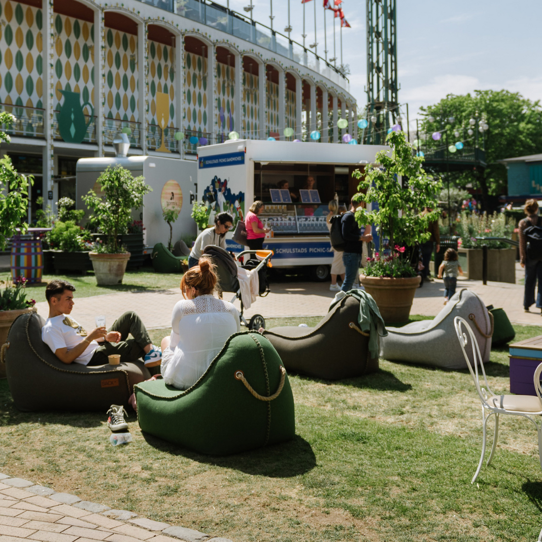 Twee personen genieten van het moment in de SACKit lounge bij het Tivoli Food Festival
