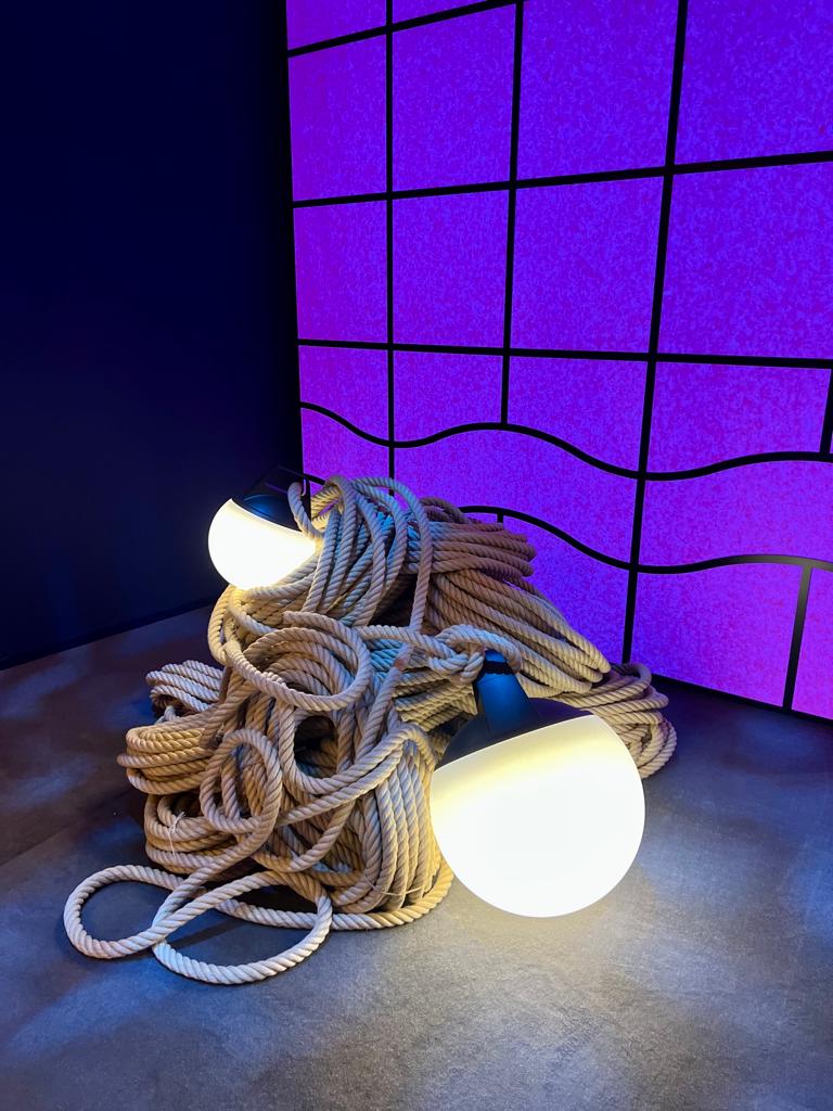 Close-up van de SACKit Light lamp met touwophanging en Deens design bij Hermès