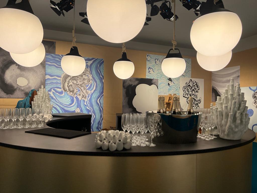 Buitenlamp SACKit Light hangend tijdens de openingsfeest bij de Hermès-winkel