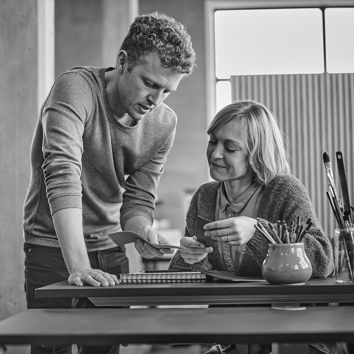 Frame Bar Stool - Leather w/ backrest - Barkruk van leer en gepoedercoat staal met rugleuning