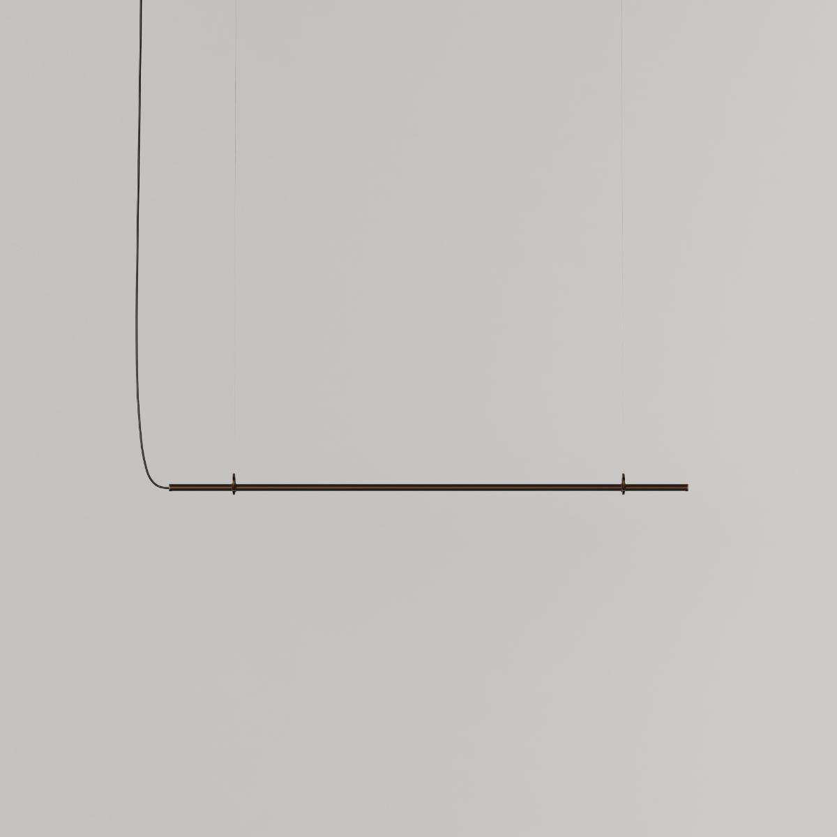 Ease 120 hanglamp boven de eettafel in brons van sackit aan, met warm licht