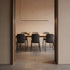 Ease 180 hanglamp boven de eettafel in zwart van sackit gestyled in een interieur