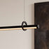 Ease 180 hanglamp boven de eettafel in zwart van sackit in een licht en rustig interieur