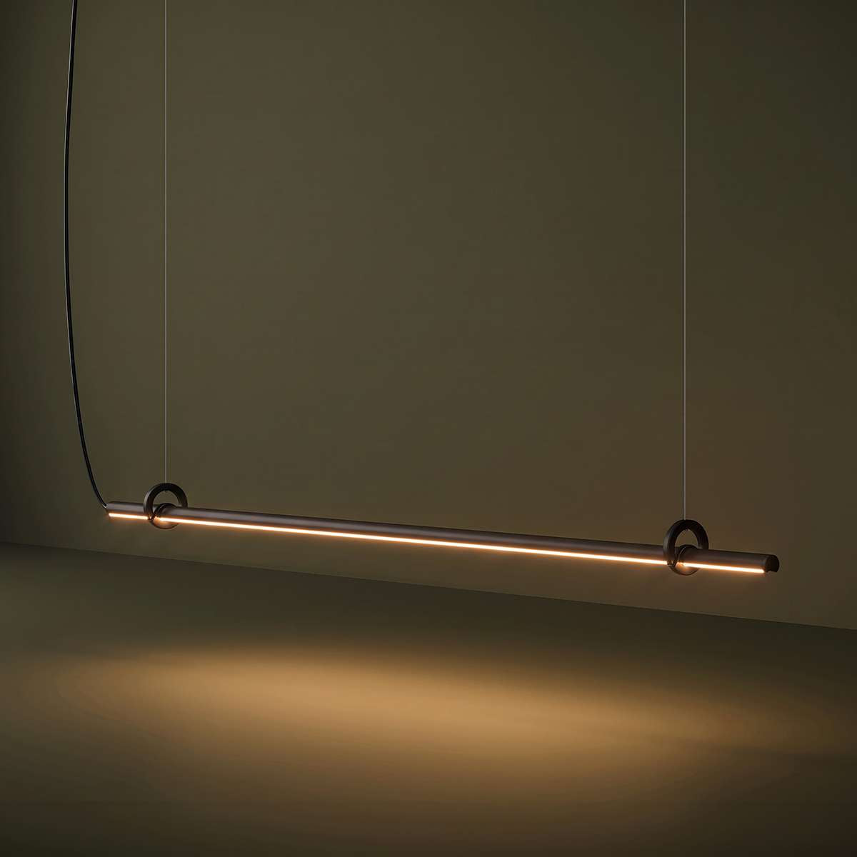 Ease 180 hanglamp boven de eettafel in zwart van sackit in een Scandinavisch interieur